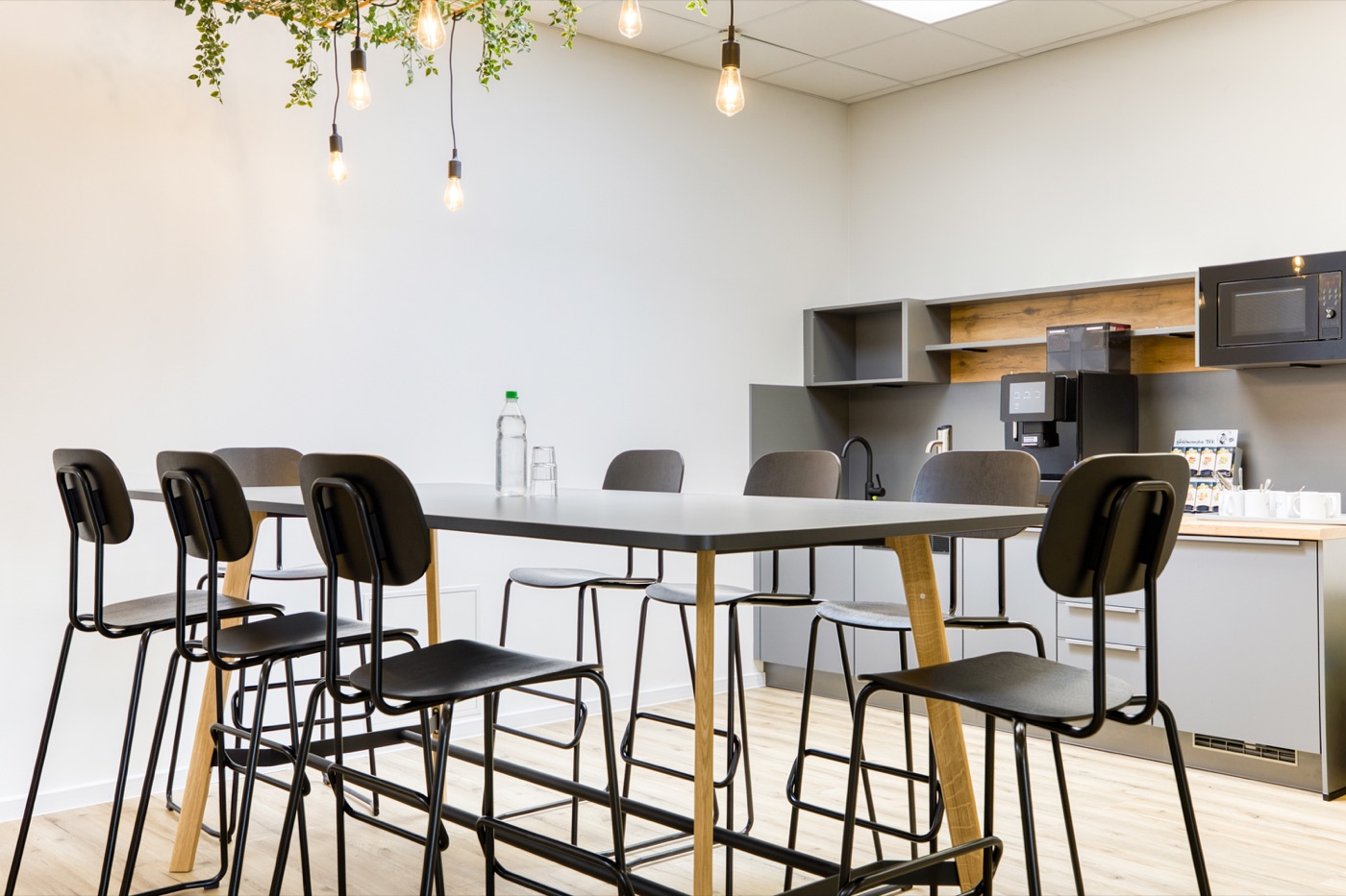 Teeküche der Popken Fashion Group mit Kaffeeautomat, Spüle und gemeinsamem Pausentisch